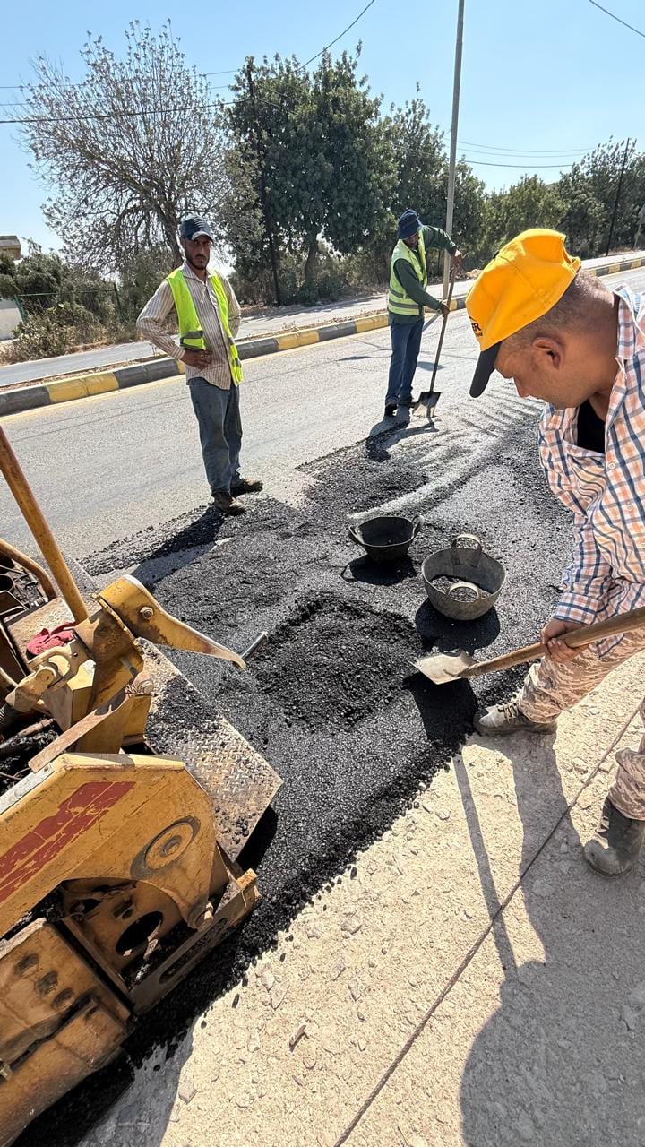 Sampling the asphalt mix behind the paver